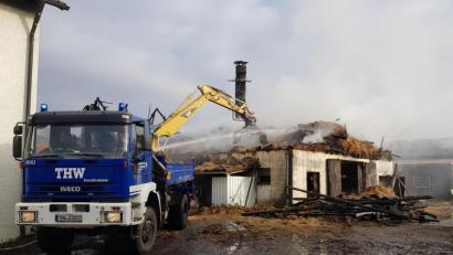 Bild: Duschner
Mit schwerem Gerät half das Technische Hilfswerk bei der Bekämpfung des Feuers und den Räumarbeiten auf dem betroffenen Gelände.