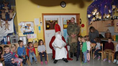 Bild: frd
Der Nikolaus nahm im Stuhlkreis Platz und las den Kindern aus seinem goldenen Buch vor.