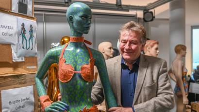 Bild: Armin Weigel
Alexander Ruscheinsky, Regensburger Unternehmer, steht neben einer Avatar-Puppe mit einem Bikini. Foto: Armin Weigel/dpa