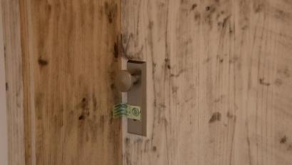 Bild: Alexander Auer
Die Polizei hat die Tür zur Wohnung der Toten versiegelt.