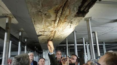 Bild: Wieder
Der Lack ist ab. Mehr als das: An den Trägern der Tiefgarage des Neuen Rathauses nagt der Rost. Die Schäden sind inzwischen so groß, dass der Bauausschuss die Planung eines Neubaus ins Auge fasst.