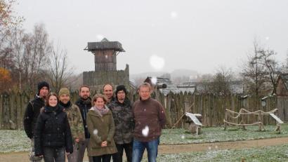 Bild: sfo
Projektleiterin Carina Wagner (Mitte) mit Vorsitzendem des Vereins Via Carolina Alfred Wolf (rechts) und Ilona Hunsperger (links), sie ist zuständig für die Kasse und den Museumsshop des Geschichtsparks sowie Handwerkern, die während der Wintermonate Reparaturen vornehmen.