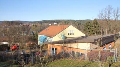Bild: frd
Im Rahmen des Vollzugs des Bayerischen Kinderbildungs- und -betreuungsgesetzes (BayKiBiG) hatte die Gemeinde eine örtliche Bedarfsplanung abzugeben. Mit dem schönen Kindergarten und dem Erlebnisspielplatz (Links) , in dem sich derzeit 78 Kinder im Kindergar-ten und in der Kinderkrippe wohlfühlen, ist die Gemeinde Teunz auch für die Zukunft gut aufgestellt. Bild: frd
