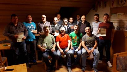 Bild: tok
Den Preisschafkopf des SV Wurz gewinnt Christian Pausch (vorne, Zweiter von rechts). Matthias Hanke (vorne, rechts) wird Zweiter und Andreas Troppmann (nicht auf dem Bild) Dritter. Den Trostpreis erhält Matthias Schopper (sitzend, Vierter von rechts).