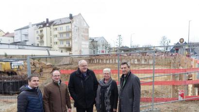 Bild: Josef WIeder
In Hintergrund entsteht der 15,5 Millionen teuere Neubau der AOK Weiden. Wieder mal an der Baustelle an der Ecke Weigel-/Bahnhofstraße (von links): Projektbetreuer Andreas Ilg und Stefan Müller (Bereichsleiter Privatkunden), Beiratvorsitzender und Bezirkstagsvizepräsident Lothar Höher, stellvertretende Beiratsvorsitzende Gaby Hübner sowie AOK-Direktor Jürgen Spickenreuther.