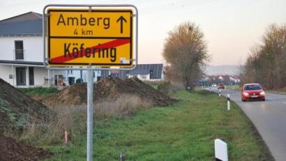 Bild: gsp
Hier wird nach Ansicht einiger Köferinger zu schnell gefahren. Deshalb soll das Ortsschild ein Stück verschoben werden, um die Verkehrsteilnehmer zu bremsen.