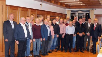 Bild: exb
Die geehrten und verabschiedeten Kassecker-Mitarbeiter mit Geschäftsführern Ewald Weber (rechts), Josef Andritzky (Achter von rechts), Manfred Rosner (Elfter von rechts) und Bernd Fürbringer (links) sowie Betriebsratsvorsitzendem Arno Wirnitzer (Fünfter von rechts), Florian Rieder (Zweiter von rechts) und Martin Schneider (Bildmitte hinten).
