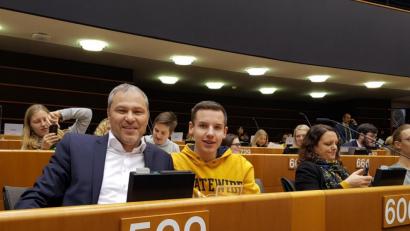 Bild: Kreisjugendring Tirschenreuth/exb
Vorsitzender Jürgen Preisinger und Vorstandsmitglied Fabian Ernstberger (von links) durften bei einer Tagung in Brüssel das Europa-Projekt des Kreisjugendrings Tirschenreuth vorstellen.