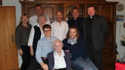 Bild: cs
Die Jubilarin Franziska Heinzl mit Urenkel Stefan und Enkeltochter Andrea; in der zweiten Reihe von rechts Dekan Markus Flasinski, Bürgermeister Joachim Neuß, Enkel Manfred, Schwiegertochter Elvira; dahinter Enkel Norbert.
