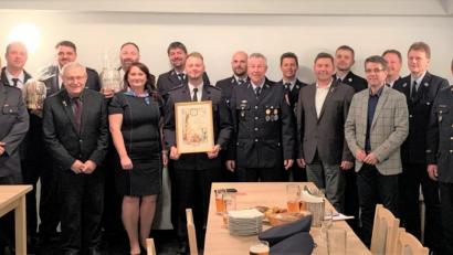 Bild: tu
Vorsitzender Hans-Pater Wallner (Achter von rechts) überreicht dem Vorstand der Feuerwehr Bor eine Dankurkunde. Mit dabei waren unter anderem auch Bürgermeister Petr Myslivec (Bor) und sein Pleysteiner Amtskollege Rainer Rewitzer (Vierter und Sechster von rechts).