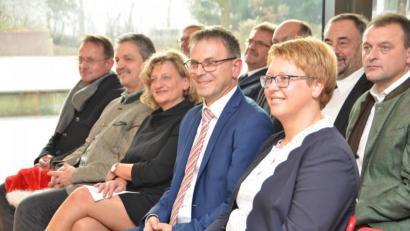 Bild: dob
128 Tage nachdem er neuer Chef der Pfalzgraf-Friedrich-Mittelschule ist, wurde Rektor Hubert Reil aus Tännesberg (vorne neben Ehefrau Evi) von Schulrätin Margit Walter (Dritte von links) offiziell in sein Amt eingeführt.