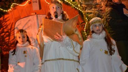 Bild: gi
Christkind mit seinen beiden Engeln begrüßt die Kinder und lädt zum Markt ein.