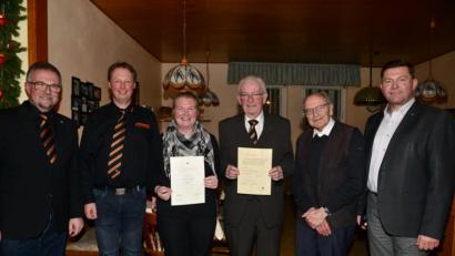 Bild: bey
Vorsitzender Thomas Müllner, Stellvertreter Stefan Kabitschke (von links), Bürgermeister Rainer Rewitzer und Präses Pater Reinhold Schmitt (von rechts) gratulieren Marianne Müllner zu 25 Jahren Mitgliedschaft und beglückwünschen Albert Müllner zur Ernennung zum Ehrenschatzmeister.