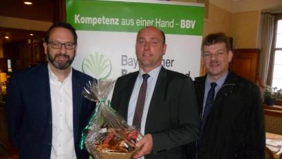 Bild: usc
BBV-Kreisobmann Peter Beer (rechts) und Geschäftsführer Thomas Bayerl konnten mit dem Vorsitzenden des Bayerischen Milchförderfonds, Alfred Enderle (Mitte), einen Fachmann für die Ortsobmännertagung gewinnen.