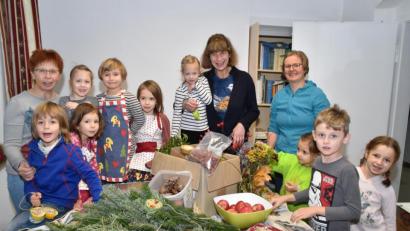 Bild: hcz
Kinder helfen gefiederten Freunden durch den Winter. Zusammen mit den Erwachsenen Margareta Czichon, Nicole Merbald und Verena Bauer (von links) basteln sie Futter.