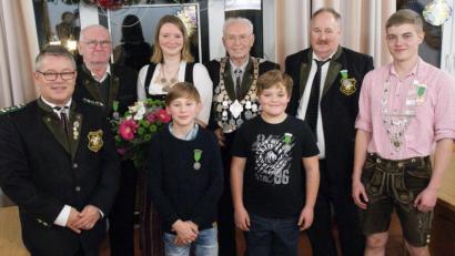 Bild: dop
Oberschützenmeister Wolfgang Sennfelder (links) freut sich mit den neuen Würdenträgern (weiter von links): Zweiter Ritter Bernhard Neuhofer, Schützenliesel Susanne Bauer, Zweiter Jugendritter Timo Schlauch, Schützenkönig Xaver Auerbacher, Erster Jugendritter Kilian Kustner, Erster Ritter Ferdinand Winkelmann und Jugendkönig Ryan McBride.