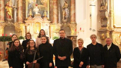 Bild: dwi
Kirchenpfleger Alfons Schorner, Robert Diem und Hanna Regina Uber begrüßen Vit Aschenbrenner (von rechts) und seine Musikerinnen des Kammerorchesters Consortium Musicum Pilsen in der Kirche St. Ägidius.