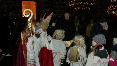 Bild: aub
Der Nikolaus verteilt kleine Geschenke an die Kinder.