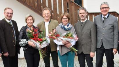 Bild: bö
Chefwechsel beim Forstbetrieb Burglengenfeld (von links): Erwin Graf, MdL Alexander Flierl, Helga Verron, Thomas Verron, Annette Scholz, Hans Mages, Vorstand Reinhardt Neft und Personalratsvorsitzender Andreas Ferstl.