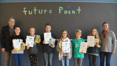 Bild: weu
Rektor Werner Winderl (links) sowie die Lehrkräfte Astrid Senft (rechts) und Veronika Mühlbauer (nicht im Bild) freuten sich über die hervorragenden Leseleistungen der Schüler und gratulierten.