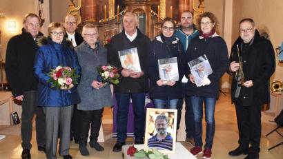 Bild: no
Zur Ehrung versammelt (von links): Wilhelm Kunert (40 Jahre), Erika Kunert, Pfarrer Thomas Schertel, Anni Luber, Hans Luber (50 Jahre), Barbara Prottengeier (zehn Jahre), Johannes Pirner (10 Jahre), Cornelia Dürgner (zehn Jahre) und Bezirkschorleiter Kurt Lehnerer. Im Vordergrund ein Foto der verstorbenen Wilhelm Dehling, der für 50 Jahre geehrt worden wäre.