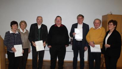 Bild: exb/Josef Söllner
Kolpingpräses und Stadtpfarrer Hubert Bartel (Mitte) und Vorsitzende Waltraud Scherer (rechts) ehren langjährige Mitglieder.