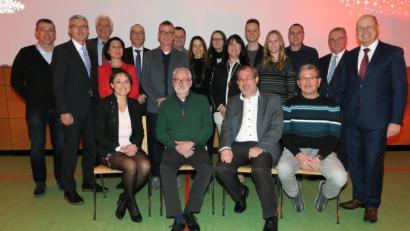 Bild: Hirsch
Vorstandschef Johannes Heckmann (rechts) und Betriebsratsvorsitzender Andreas Böhm (links) zeichneten langjährige Mitarbeiter der Nabaltec AG aus. Am längsten dabei sind Regina Glaser, Roland Splittberger, Jürgen Prommersberger und Johann Fleischmann (sitzend von links).