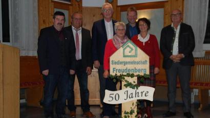 Bild: exb
Bei der Ehrung (von links): stellvertretender Bezirksvorsitzender Helmut Grünbauer, Vorsitzender Berthold Ries, Karl Schurz, Gitte Freundorfer, Bürgermeister Alwin Märkl, Anne Jakubowicz, stellvertretender Kreisvorsitzender Hans Luber.