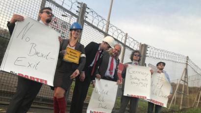 Archivbild: Kellner
Weiter als vor das Sperrgebiet am Eurotunnel sind sie nicht gekommen: Marco Kellner vom Tirschenreuther Kreisverband „Die Partei“ mit seinen Kollegen Melody Bayer und Felix Hornberger (von links).