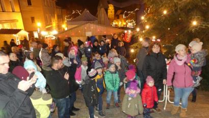 Bild: rn
Eine große Kinderschar wartet beim Christbaum auf den Nikolaus.