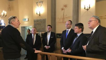 Bild: eig
Werner Friedmann (links) umreißt stichpunktartig die Geschichte der Jüdischen Gemeinde in Weiden. Mit dabei: (von links) Gemeindevorsitzender Leonid Shaulov, CSU-Kreischef Stephan Gollwitzer, Finanzminister Albert Füracker, OB-Kandidat Benjamin Zeitler und Bürgermeister Lothar Höher.