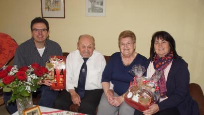 Bild: mmj
Zur Diamant-Hochzeit von Elke und Rudolf Beck gratulierte Pfarrer Wolfgang Dietz für die Pfarrei. Bürgermeisterin Birgit Höcherl überbrachte die Glückwünsche der Stadt.