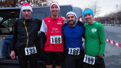 Bild: Bühner
Die Bestplatzierten im Nikolauslauf des TB Weiden: (von links)
Rainer Hecht (Dritter) Swen Arnold (Zweiter)
Markus Legat (Erster) und Karina Maier (Schnellste Frau).