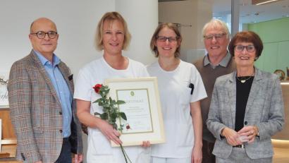 Bild: Bühner
Oberärtin Dr. Gudrun Weber (mit Urkunde) ist die neue Aromatherapeutin in der
Palliativstation in Weiden. Bei der Vorstellung mit dabei (von links) sind 
Pflegedirektor Thomas Baldauf, Palliativstation-Leiterin Dr. Stephanie Kuchlbauer,
Dr. Ehrenfried Lachmann und Waltraud Koller-Girke vom Förderverein für Schwerkranke.
