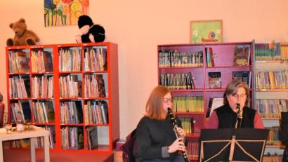 Bild: rgr
Peter Keck aus Amberg liest in der Stadtbücherei "St. Michael" aus seinem Buch "Oberpfälzer Weihnachtsgeschichten". Dazu spielt das Klarinetten-Trio.