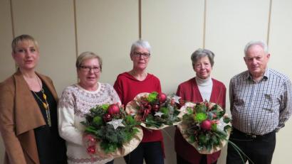 Bild: adj
Diana Bayer und ihr Stellvertreter Georg Gössl begrüßen die neuen Übungsleiterinnen und danken Liselotte Gerling mit Blumen. Von Links: Diana Bayer, Rosemarie Baschnagel, Elfriede Hoffmann, Liselotte Gerling und Georg Gössl.