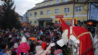 Bild: frd
Der Nikolaus und seine Engel verteilten an die Kinder viele Päckchen.