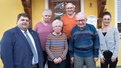 Bild: no
Glückwünsche zum 80. Geburtstag (von links): Bürgermeister Dieter Dehling, Tochter Monika, Jubilarin Barbara Sellner, Sohn Franz, Ehemann Franz und Enkelin Vanessa.