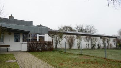 Bild: bey
Die Kegelbahn soll nach Vorstellungen von Bürgermeister Michael Bauer abgerissen werden, um Platz für die neue Kinderkrippe zu schaffen. Das Kegelstüberl (links mit Fenstern) soll erhalten bleiben.