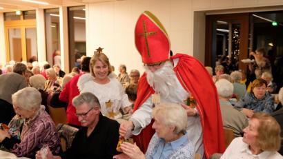 Bild: mab
Über 150 Senioren wurden durch den Heiligen Nikolaus und seinen Engel mit einem kleinen Geschenk bedacht. Dass es dabei nicht auf Größe und Wert der liebevoll zusammengestellten Gaben angekommen ist, war an den dankbaren Gesichtern der Beschenkten abzulesen.