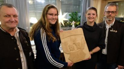 Bild: le
Die Überraschung war perfekt. Ilona Hunsperger überreicht der Schützengesellschaft eine holzgeschnitzte Ehrentafel. Von links: Schützenmeister Günter Drechsler, Siegerin Helena Scherm, Künstlerin Ilona Hunsperger und zweiter Schützenmeister Siegfried Kellner.