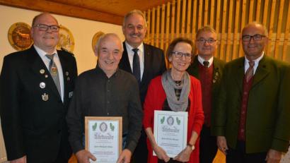 Bild: jr
Für jahrzehntelange Treue zum Schützenverein Königshütte wurde zahlreichen Mitgliedern gedankt. Unser Bild zeigt (von links) Stellvertretender Gauschützenmeister Martin Dietz, Richard Siller (60 Jahre Mitglied), Bürgermeister Johann Burger, Christa Menzel (50 Jahre Mitglied), Schützenmeister Franz Paschke und Vorsitzender Eberhard Kirchner.