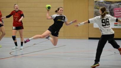 Bild: ham
Die Damen der HSG Nabburg/Schwarzenfeld besiegten den TV Erlangen-Bruck mit 31:28. Hier erzielt Verena Luley einen ihrer sieben Treffer.