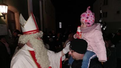 Bild: gz
Sankt Nikolaus beschenkt am Rathaus zahlreiche Kinder.