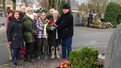 Bild: Dobmeier
"Robby, wir werden dich immer im guten Andenken bewahren", sagte Herbert Schmid (rechts) zum zehnten Todestag am Grab von Karlheinz Rothballer im Beisein seiner Genossen und dessen Witwe.
