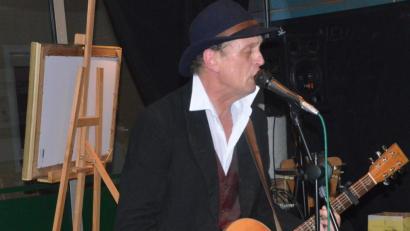 Bild: Kunz
Der Finne Martti Mäkkela beim Schaufensterkonzert in der "Milchbar".