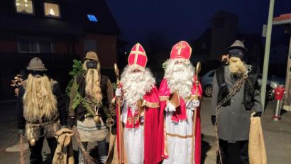 Bild: rdh
Seit Jahrzehnten sind in der Pfarrgemeinde Hohenthan am Vorabend des 6.Dezember Nikolaus und Knecht Rupprecht unterwegs, organisiert von der Landjugend. Mit neuen Kräften konnte dabei beim Nikolausdienst eine Verjüngung erreicht werden.