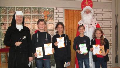 Bild: exb
Mit (von links) Schwester M. Theresia Hauthaler sowie den Vorlese-Siegern freut sich Joshua Speigl, Evelyn Hagerer, Jakob Beck und Larissa Böhm freut sich der Nikolaus.