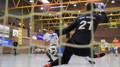 Bild: Büttner, Gerhard
Da hatte Daniel Fijalkowski keine Chance: Der Torwart der DJK Weiden musste diesen Schuss eines Spielers des VfB Mantel passieren lassen. Egal: Beide Mannschaften qualifizierten sich für die Zwischenrunde der Futsal-Kreismeisterschaft.