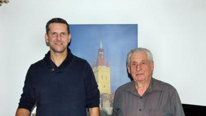 Bild: ds
Bürgermeister Roman Berr (links) besucht Erwin-Hans Crestels an dessen 85. Geburtstag. Im Hintergrund ein Bild vom Wahrzeichen in Kronstadt.